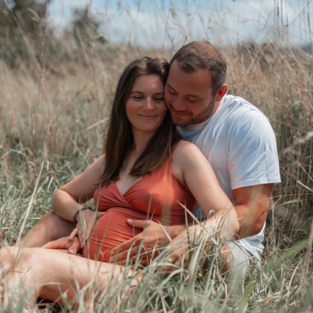 Petit retour sur une séance "ventre rond" estivale toute en douceur ☀️ 
#photography #2023 #portraitphotography #couple #brest #finistere #bretagne #nikon